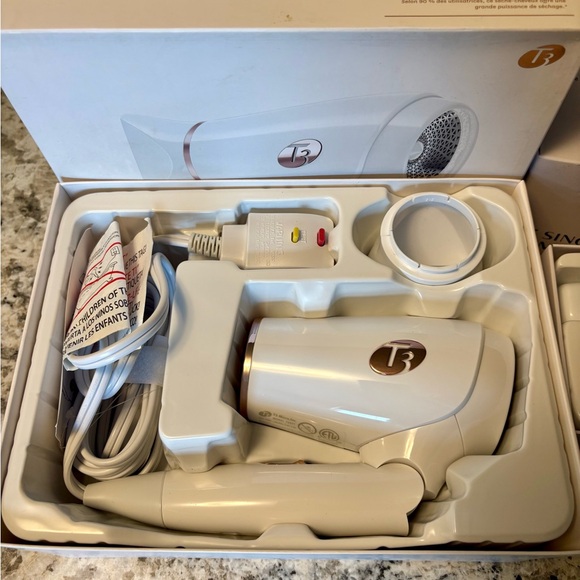 T3 SinglePass and Featherweight Compact Hair Tools - White and Rose Gold - Picture 5 of 7